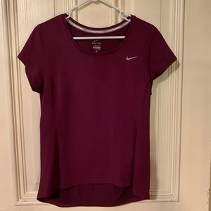 💙Nike dri-fit short sleeved size large. Wine colored. Back is slightly longer